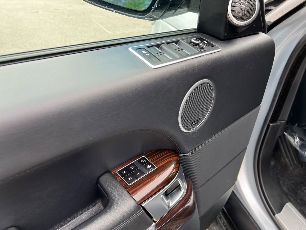 Used 2015 Land Rover Range Rover image 10