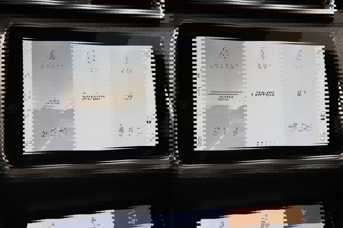 Used 2021 Land Rover Range Rover Velar R-Dynamic S image 30