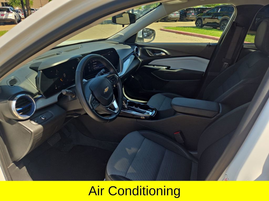 Used 2025 Chevrolet Trax LT w/ LT Convenience Package FWD image 13