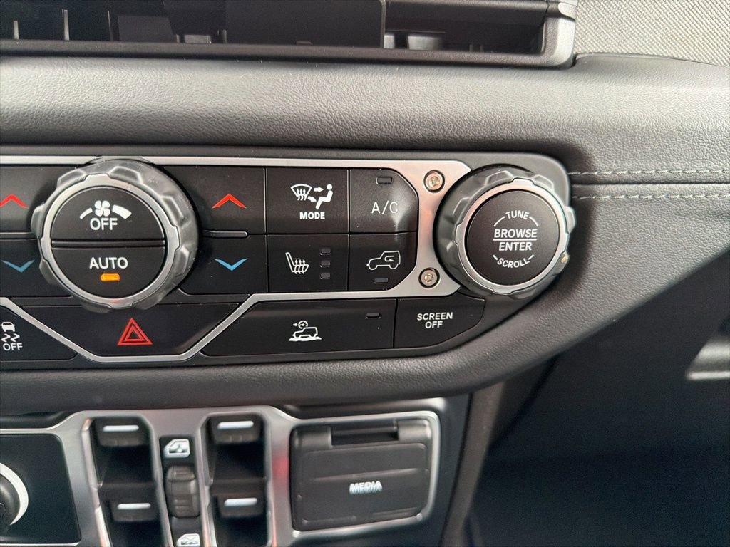 Used 2024 Jeep Wrangler Unlimited Sahara AWD/4WD image 29