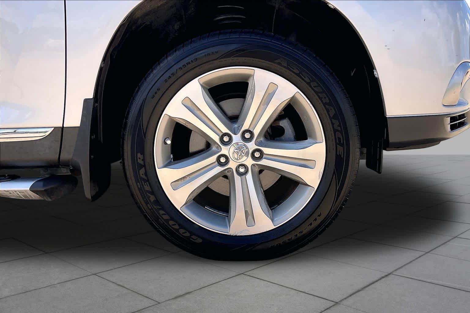Used 2012 Toyota Highlander Limited w/ Tow Pkg FWD image 10