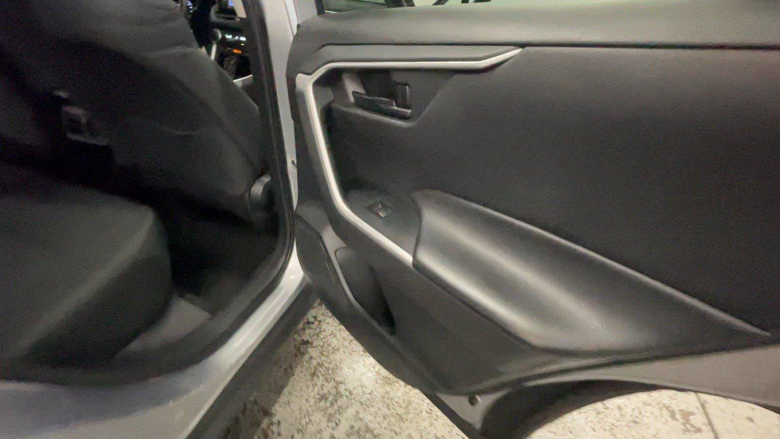 Used 2022 Toyota RAV4 LE AWD/4WD image 25