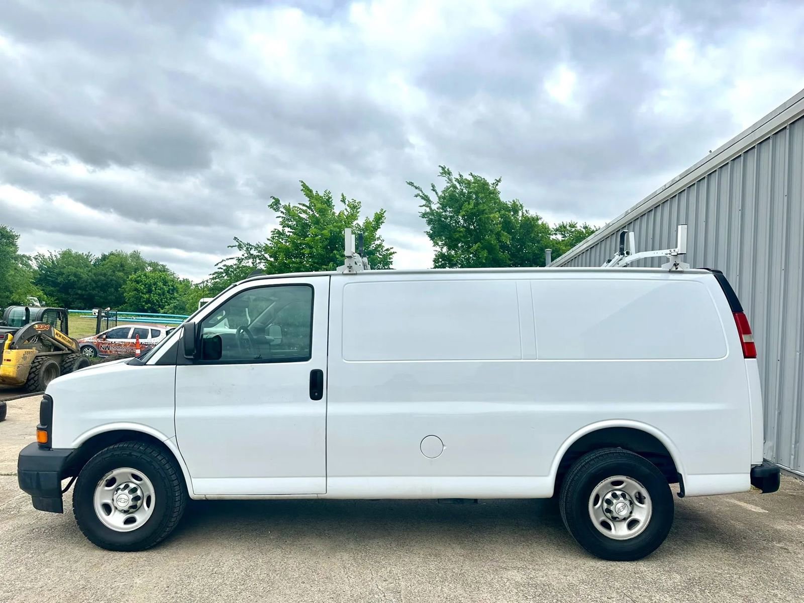 Used 2017 Chevrolet Express 2500 RWD image 3