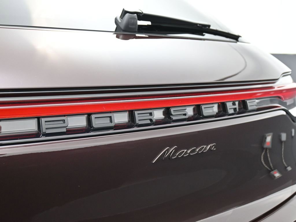 Certified 2025 Porsche Macan image 14