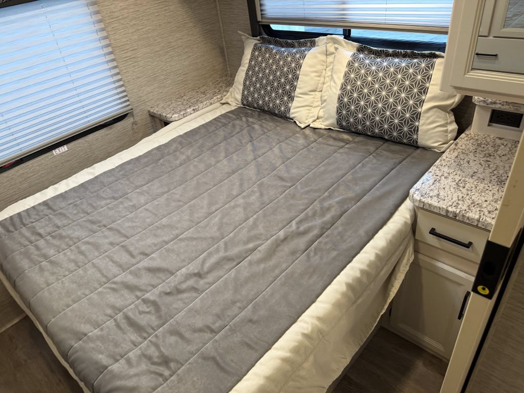 Used 2022 Ford E-450 and Econoline 450 Super Duty w/ Motorhome Prep Package RWD image 64
