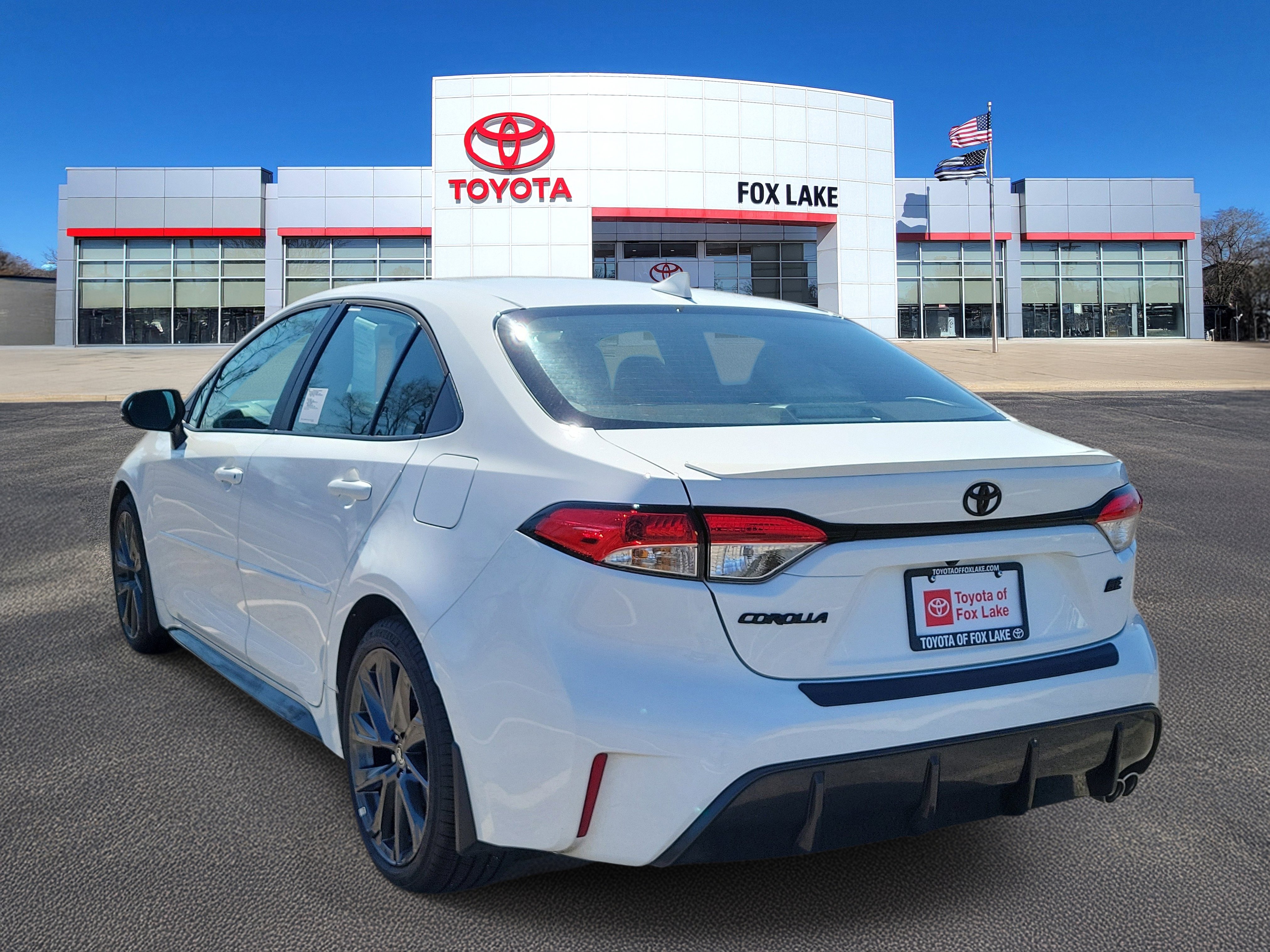 Used 2025 Toyota Corolla SE w/ SE Premium Package image 3