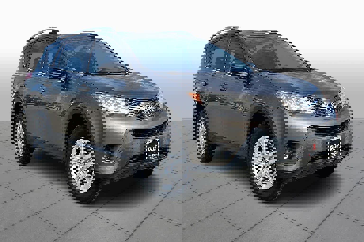 Used 2014 Toyota RAV4 LE image 2