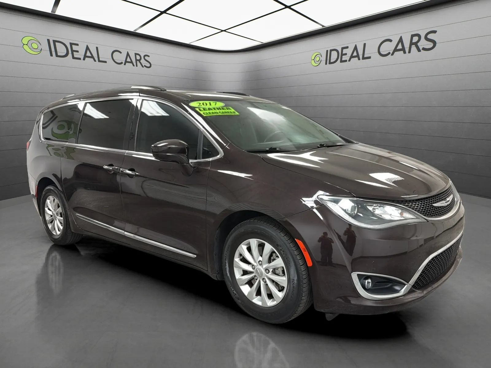 Used 2017 Chrysler Pacifica Touring-L FWD image 3
