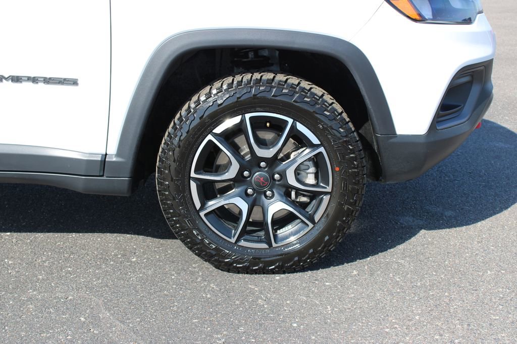 Used 2025 Jeep Compass Trailhawk w/ Trailer Tow Group AWD/4WD image 12