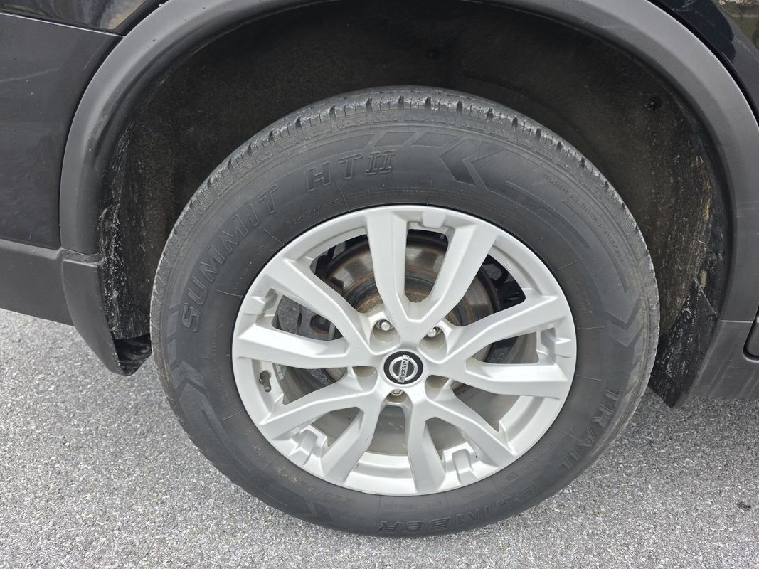 Used 2020 Nissan Rogue SV image 34