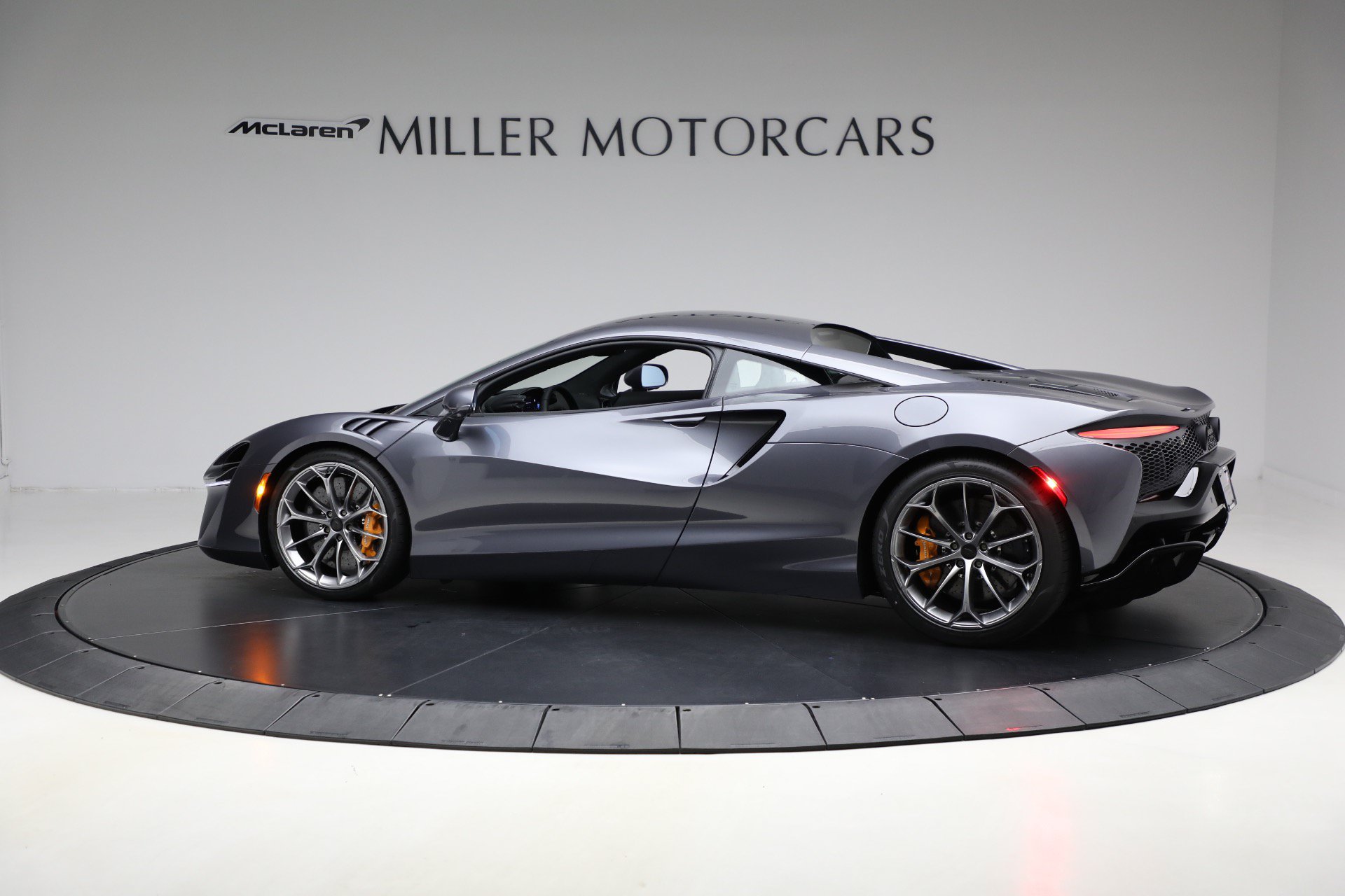 New 2025 McLaren Artura RWD image 4