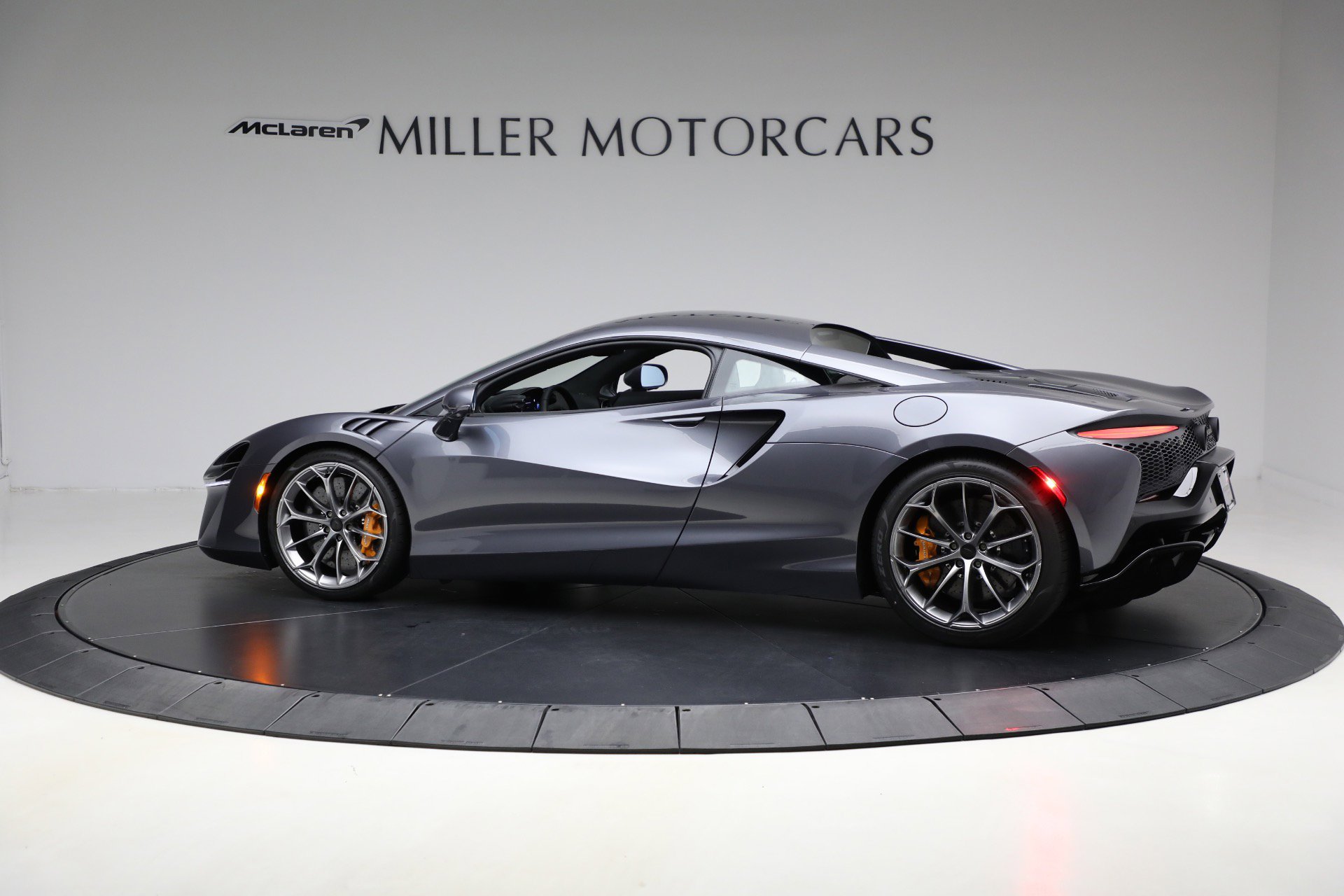 New 2025 McLaren Artura image 4