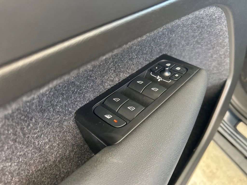 Used 2022 Volvo XC40 T5 R-Design w/ Advanced Package image 39