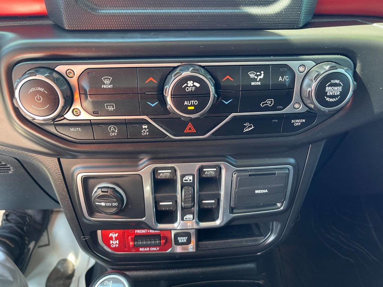 Used 2018 Jeep Wrangler Unlimited Rubicon w/ Steel Bumper Group image 18