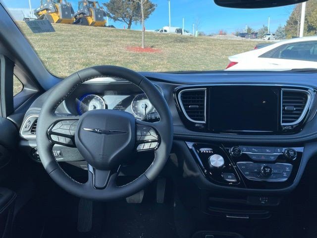 New 2026 Chrysler Pacifica Select w/ S Appearance Package image 14