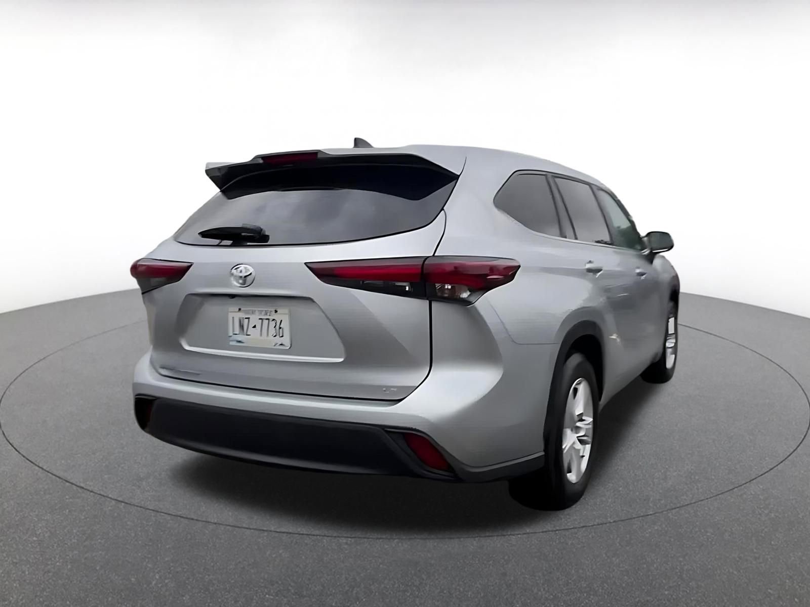 Used 2025 Toyota Highlander LE image 14