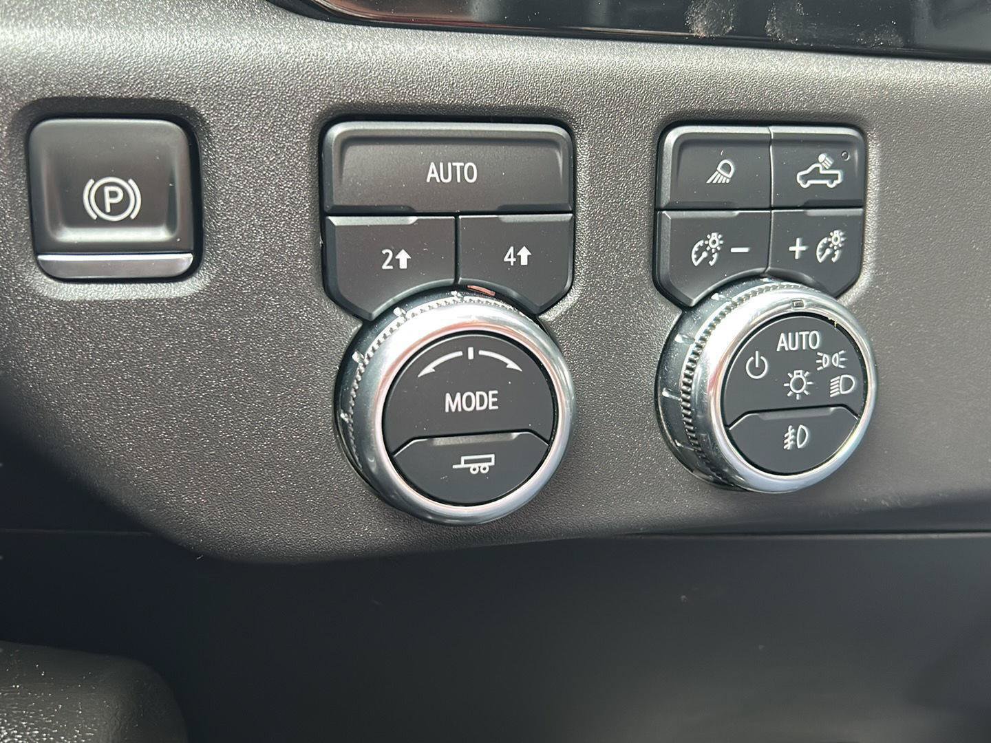 Used 2025 GMC Sierra 1500 SLT AWD/4WD image 16