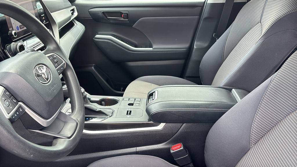 Used 2023 Toyota Highlander L FWD image 23