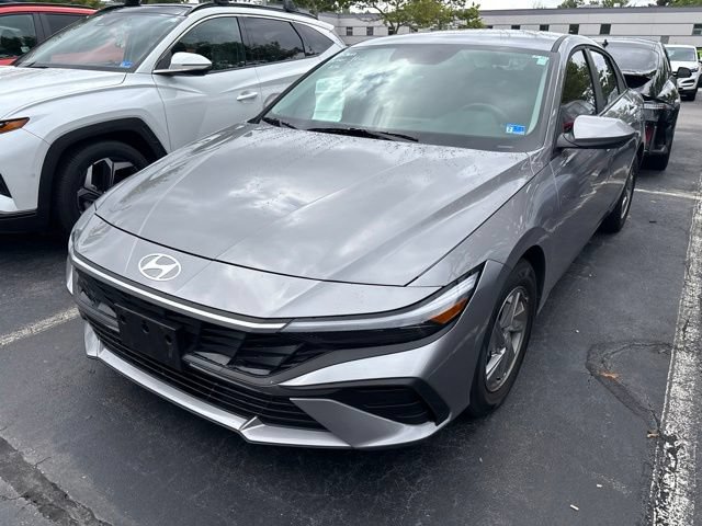 Used 2026 Hyundai Elantra SE FWD image 2