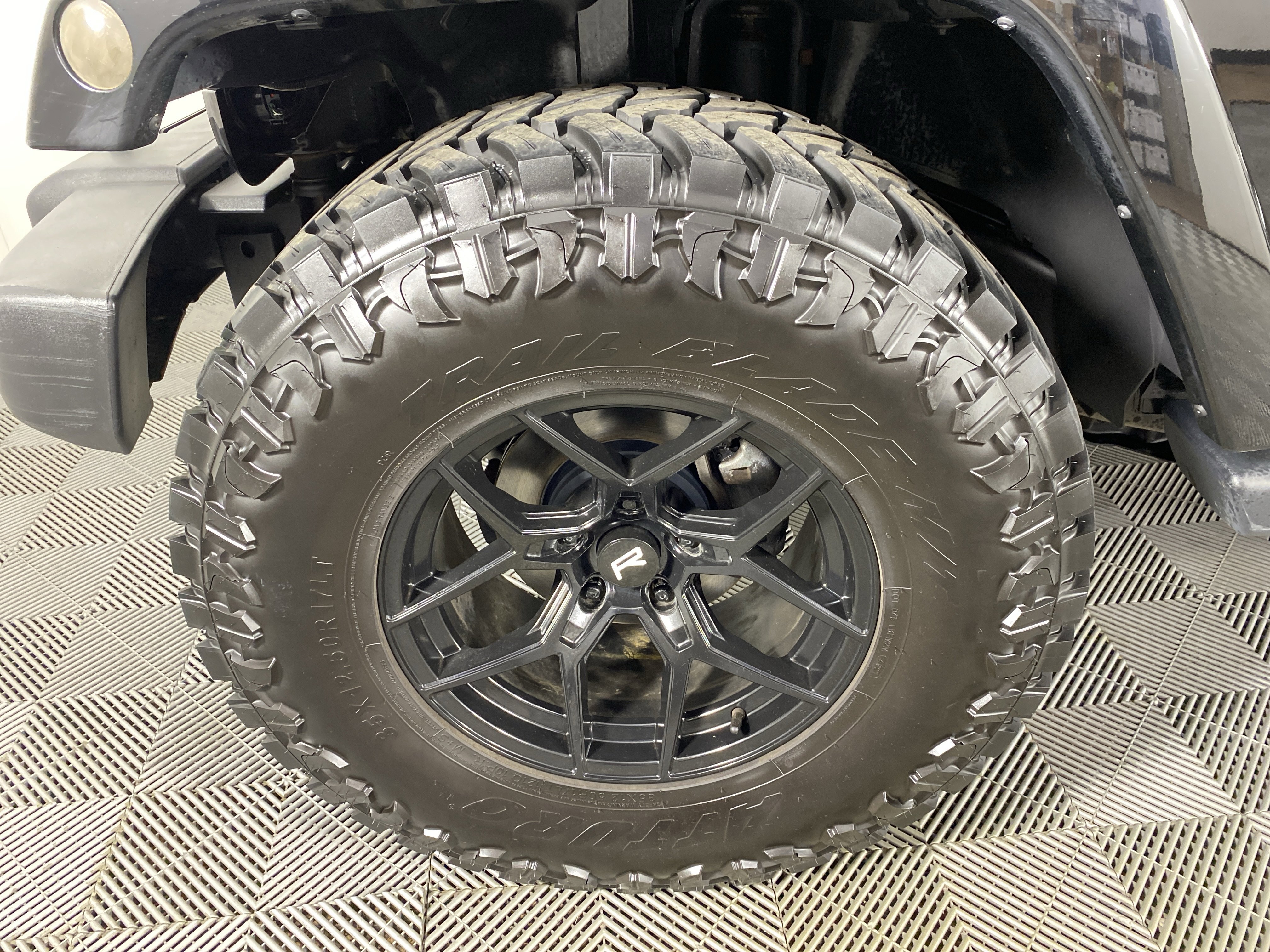 Used 2016 Jeep Wrangler Sahara w/ Connectivity Group AWD/4WD image 10