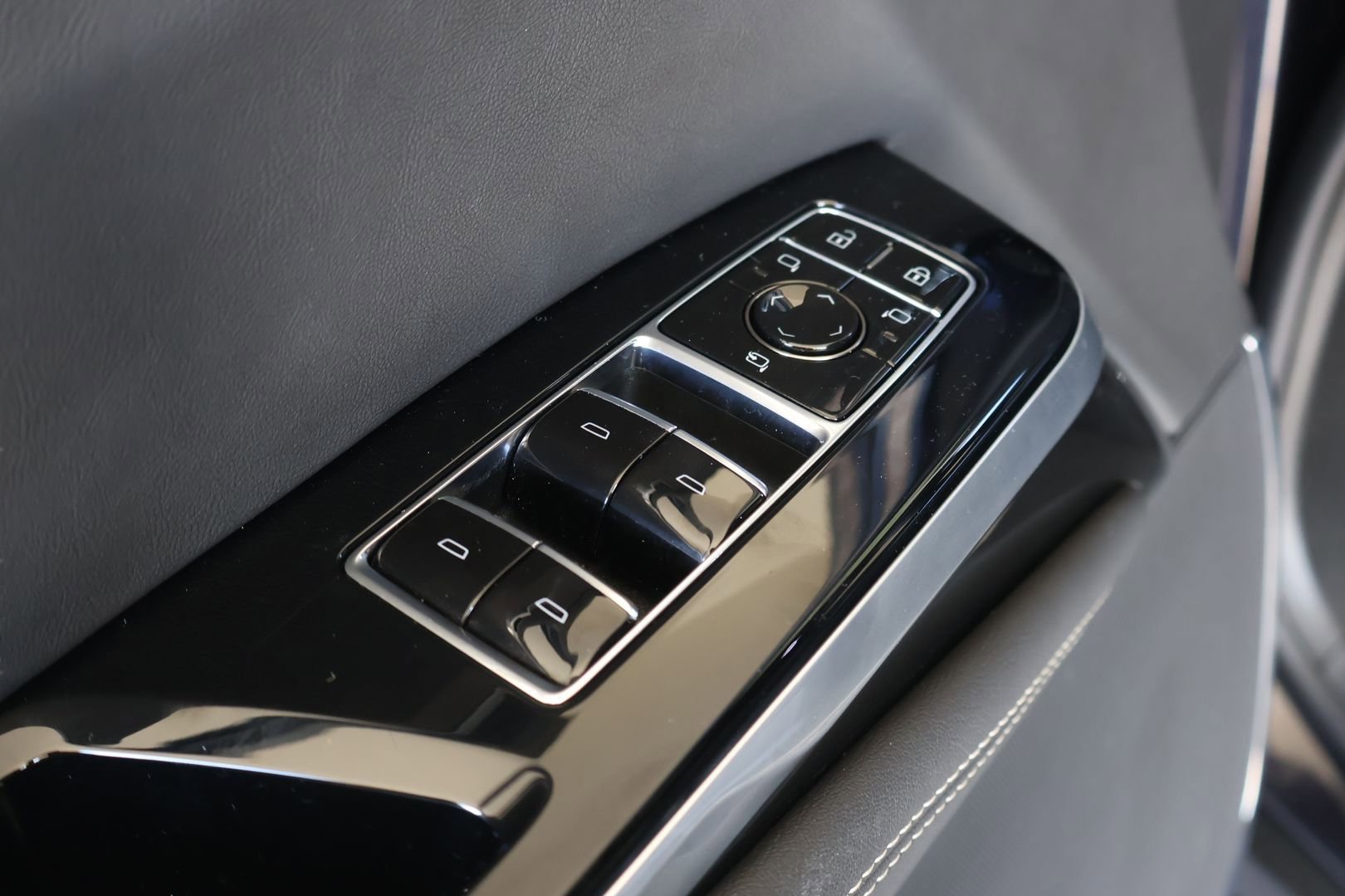 Certified 2025 Cadillac Escalade Premium Luxury AWD/4WD image 10