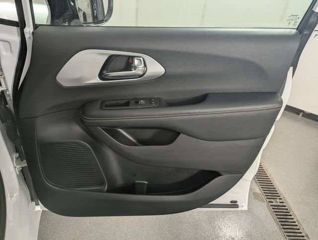 Used 2024 Chrysler Pacifica Limited FWD image 27