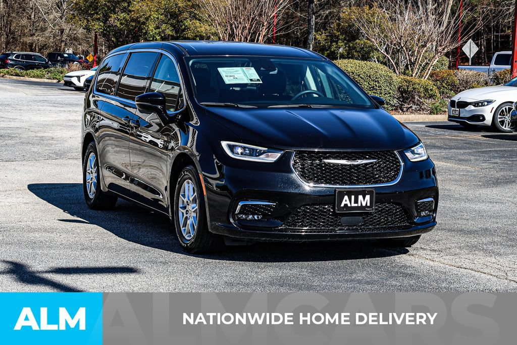 Used 2024 Chrysler Pacifica Touring-L FWD image 5