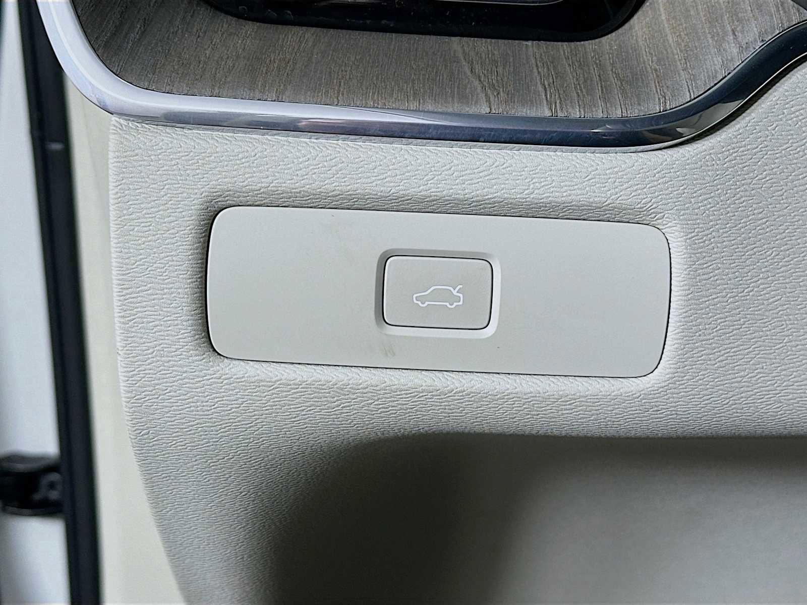 Used 2023 Volvo XC60 B5 Ultimate w/ Climate Package FWD image 10