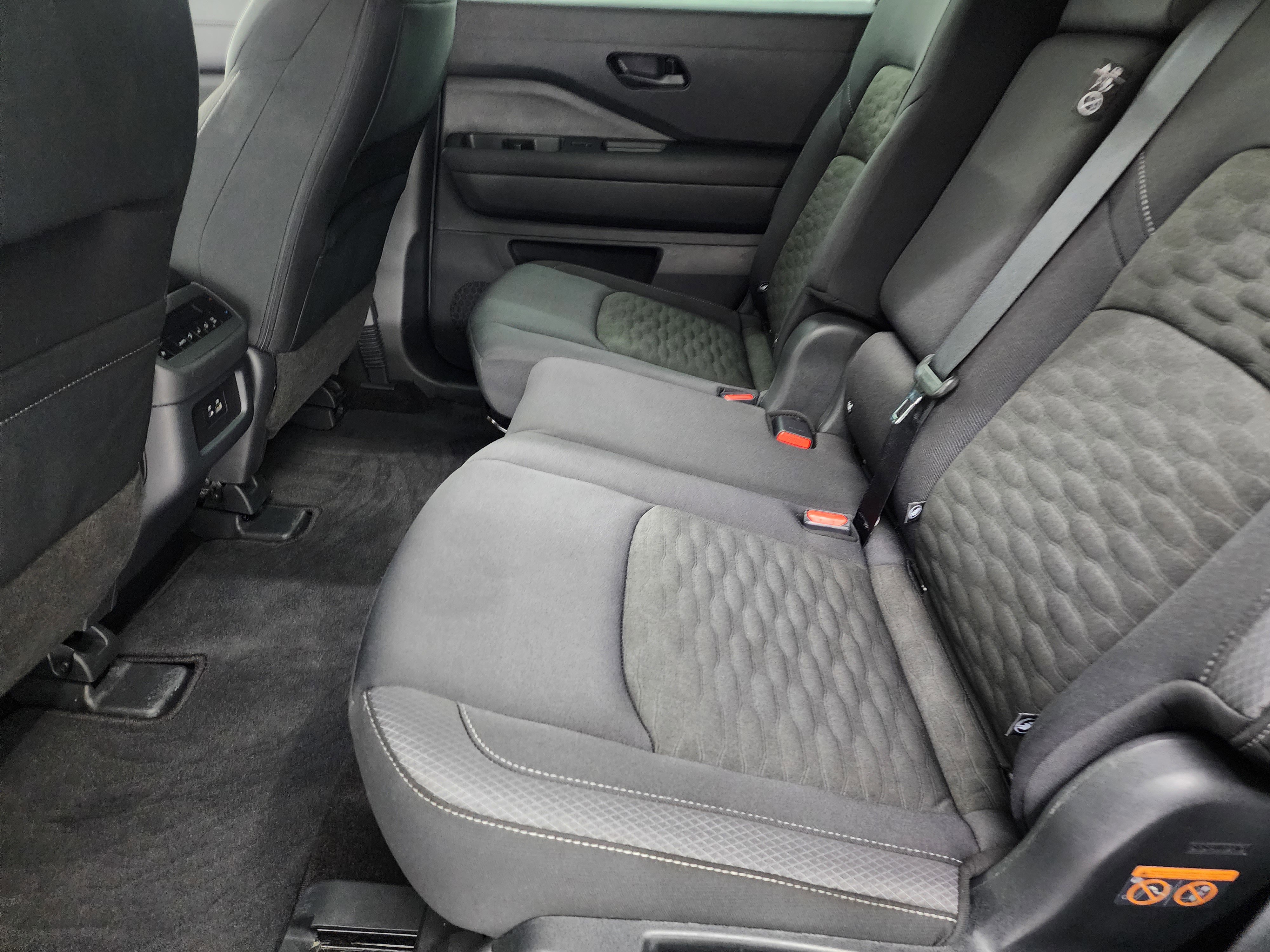 Used 2025 Nissan Pathfinder SV image 9