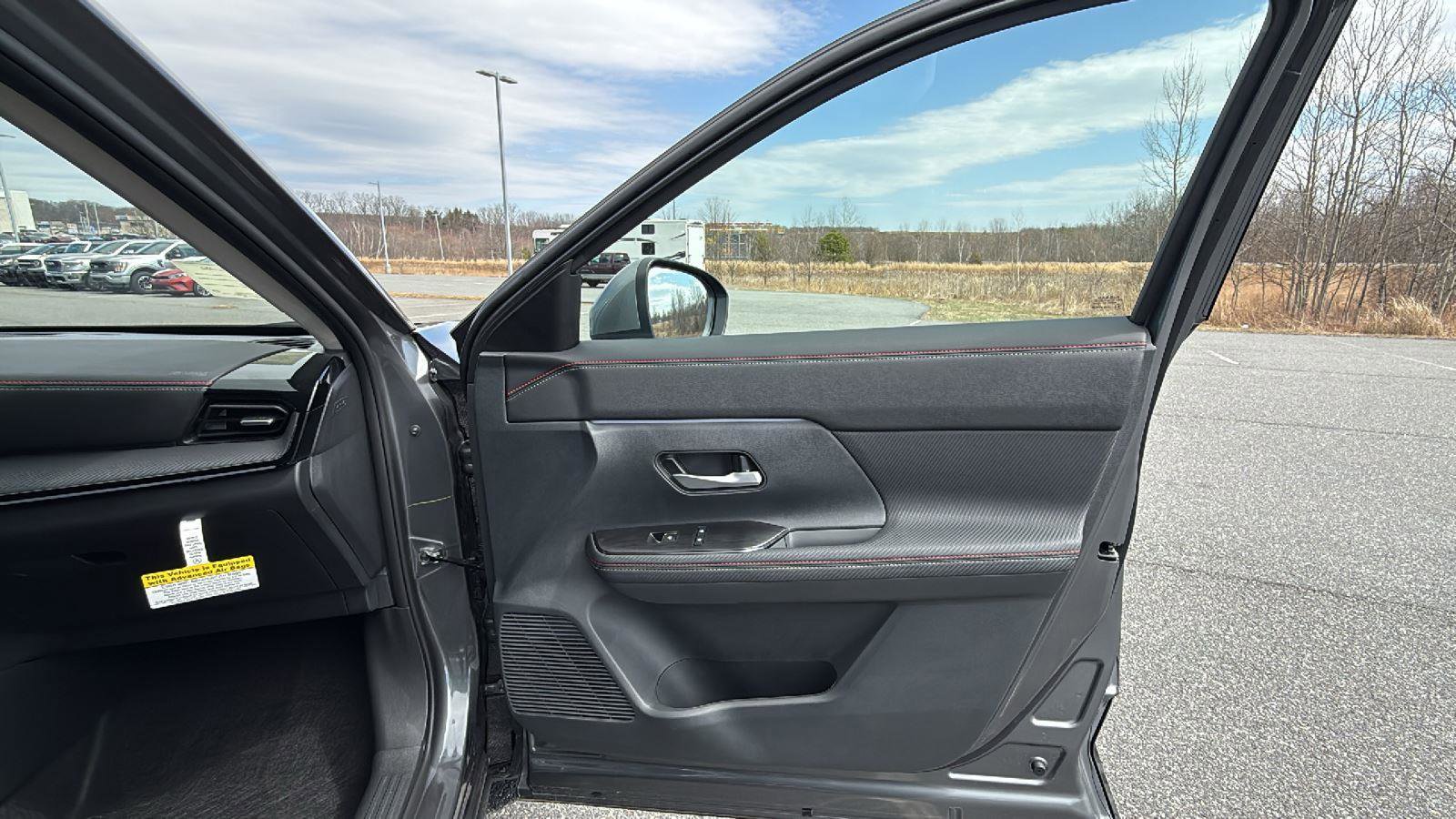 Used 2025 Nissan Kicks SR image 16