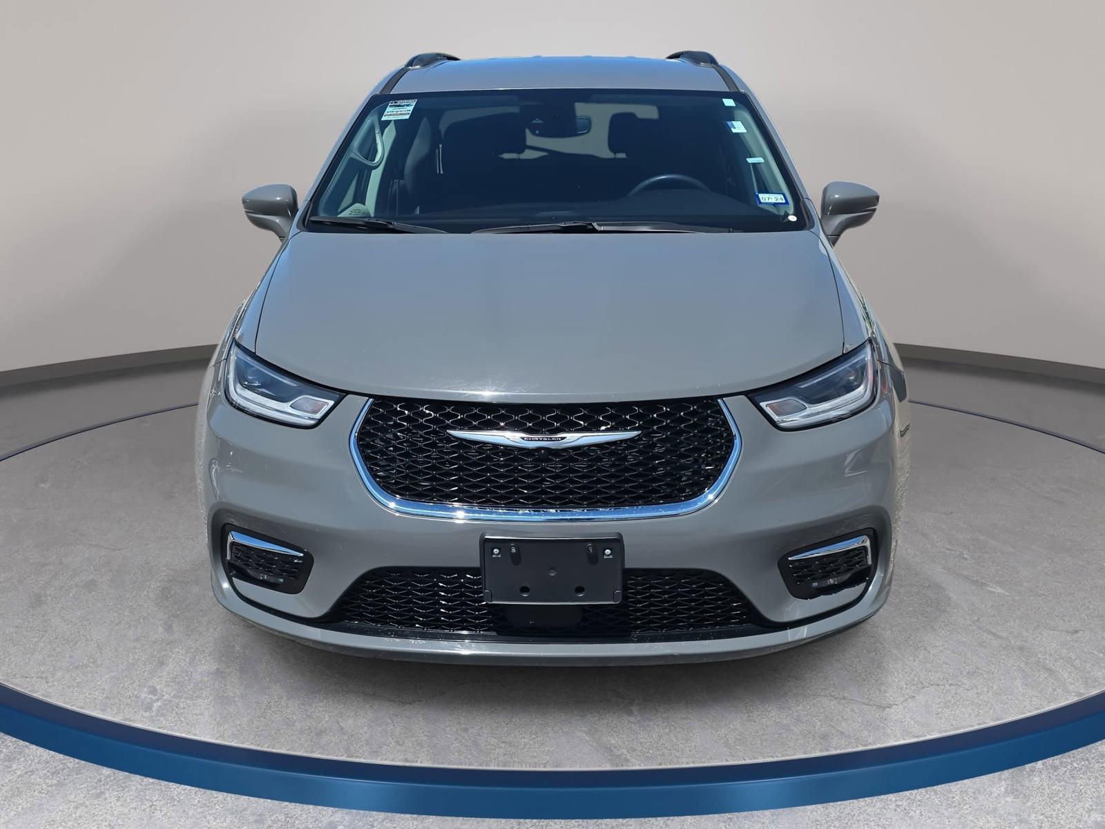 Used 2022 Chrysler Pacifica Touring-L FWD image 2