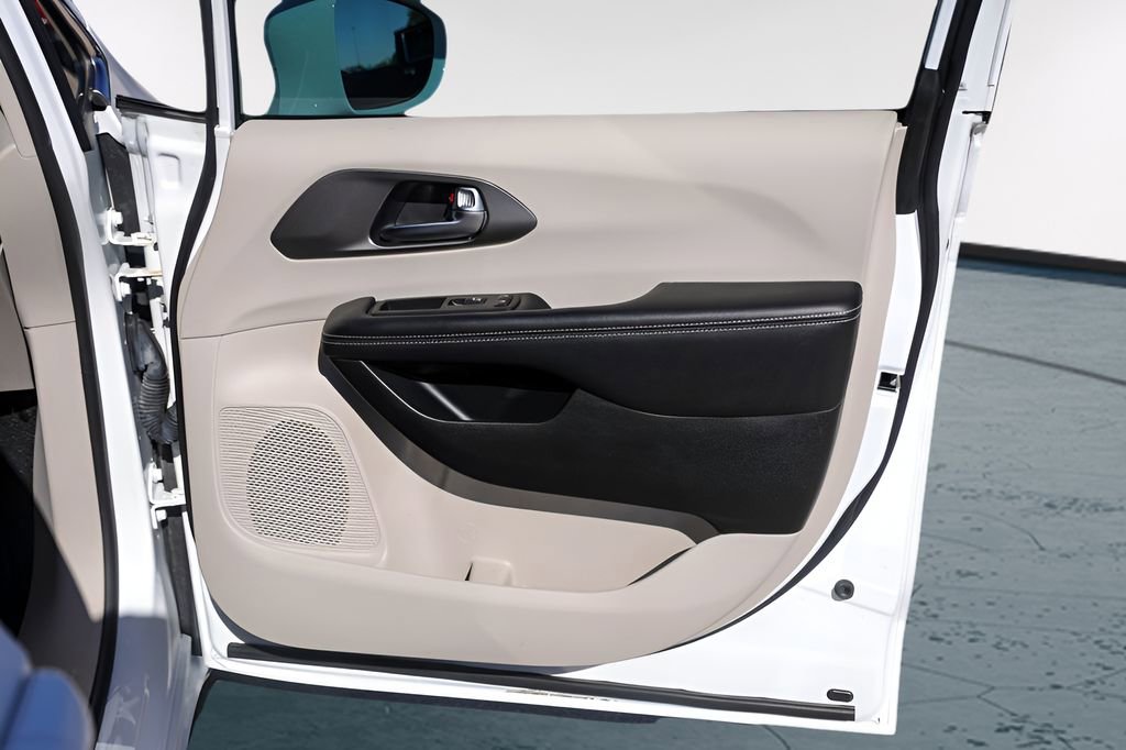 Used 2022 Chrysler Pacifica Touring-L image 30