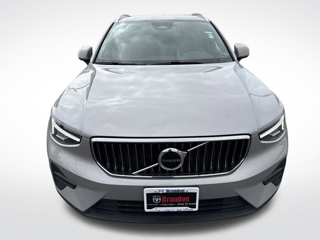 Used 2025 Volvo XC40 B5 Core image 17