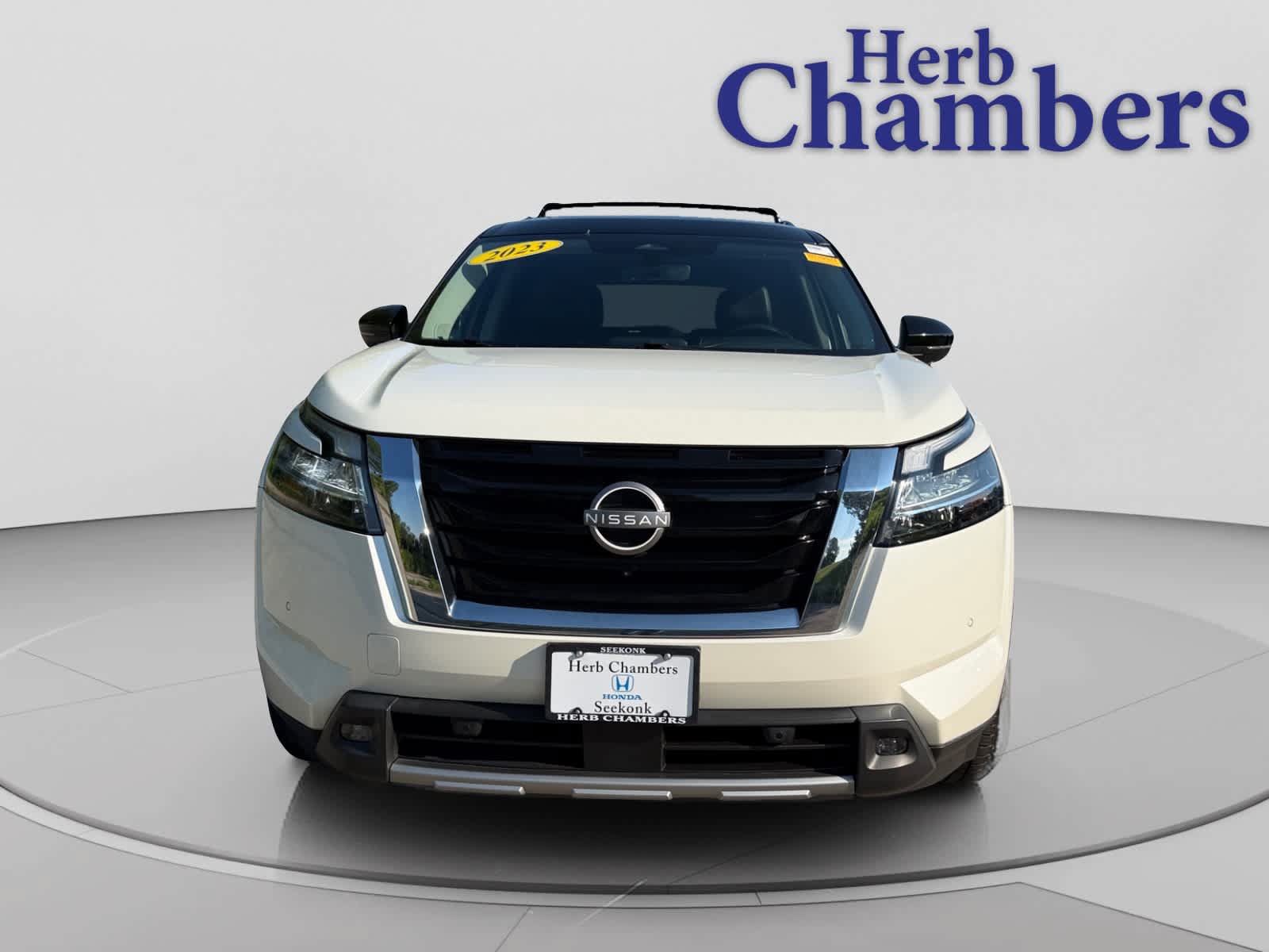 Used 2023 Nissan Pathfinder SL w/ SL Premium Package AWD/4WD image 2