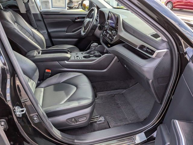 Used 2024 Toyota Highlander XLE AWD/4WD image 5
