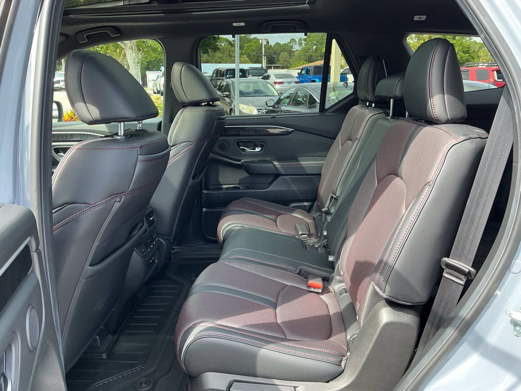 Certified 2025 Honda Pilot Black Edition image 32
