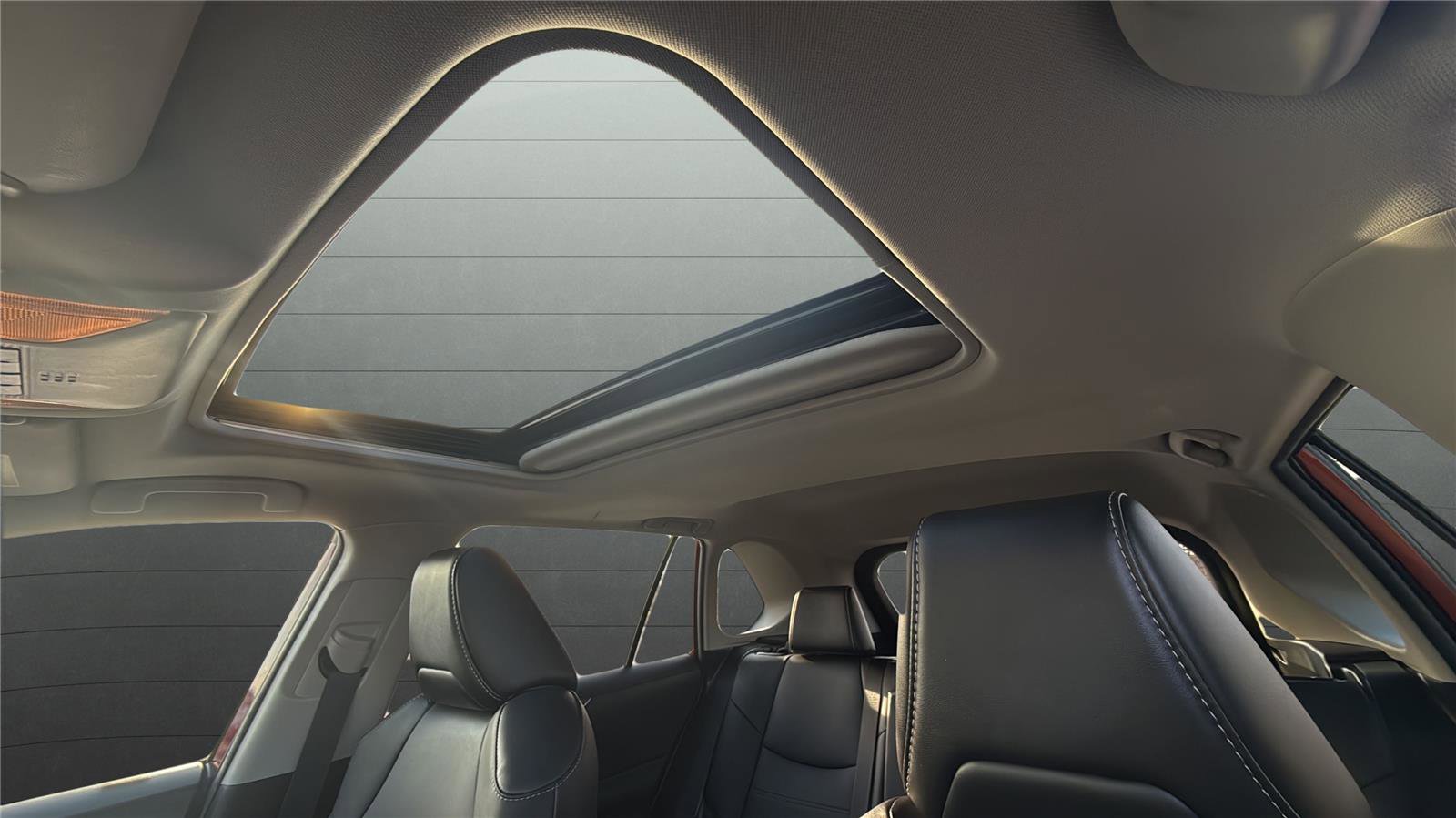 Used 2021 Toyota RAV4 XLE Premium image 9