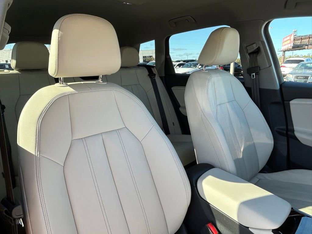 Used 2025 Audi Q6 e-tron Premium w/ Convenience Package image 48