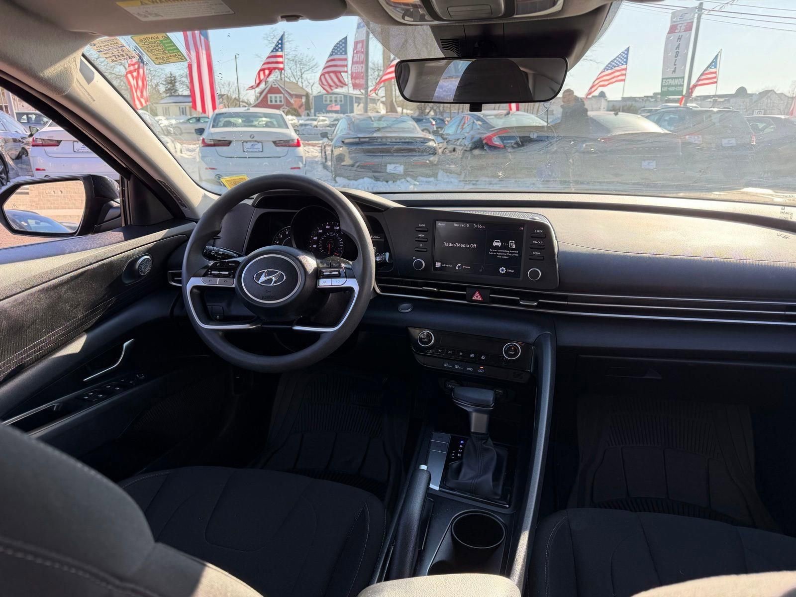 Used 2022 Hyundai Elantra SEL image 15