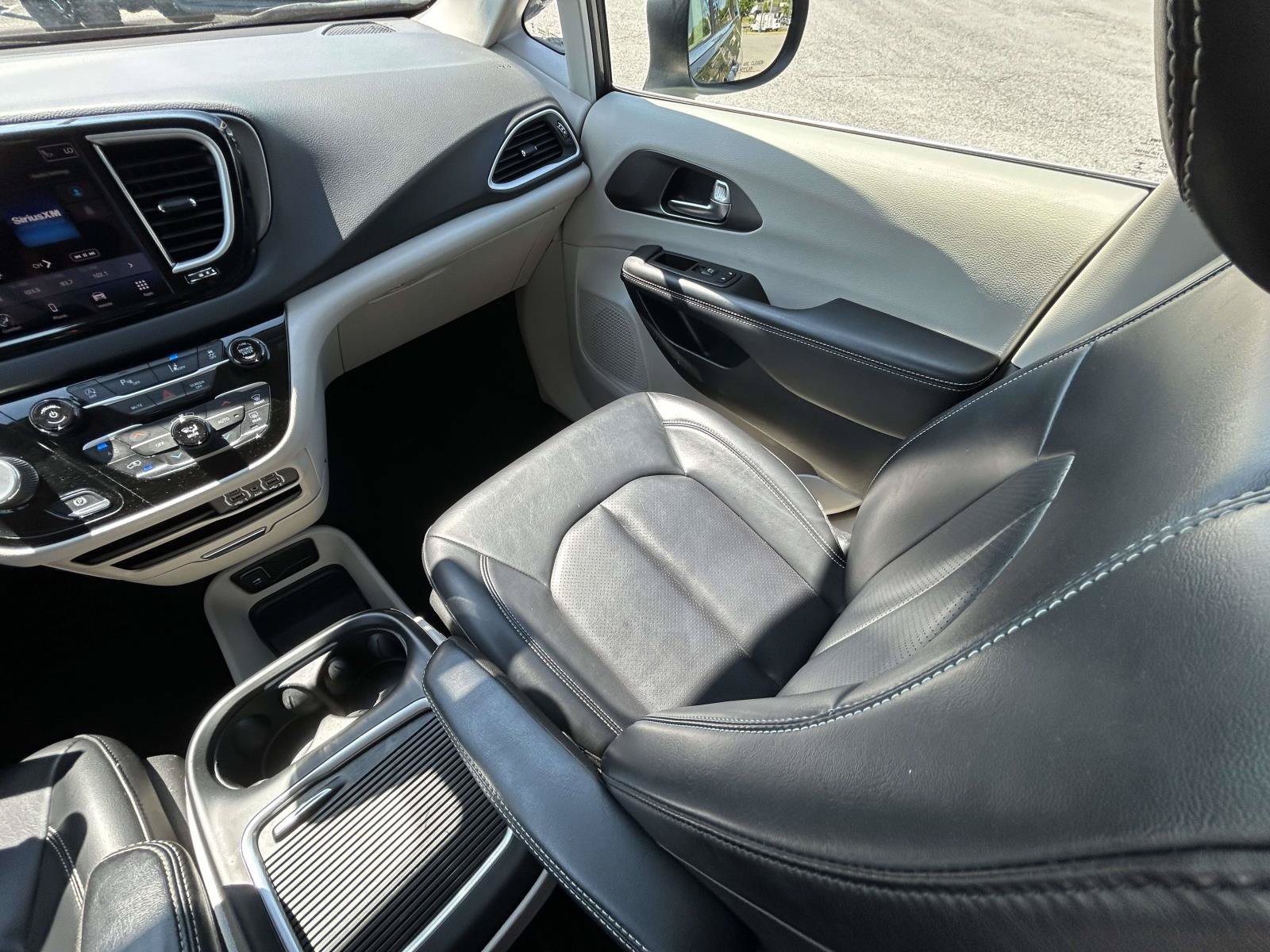 Used 2023 Chrysler Pacifica Touring-L FWD image 15