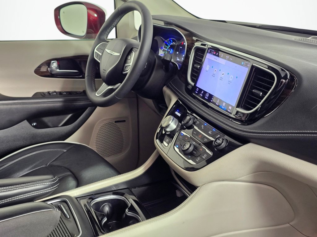 Used 2022 Chrysler Pacifica Limited w/ Uconnect Theater Family Group FWD image 47