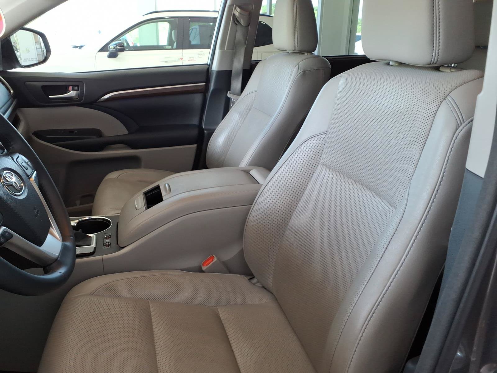 Used 2016 Toyota Highlander Limited w/ Driver Technology Package AWD/4WD image 10