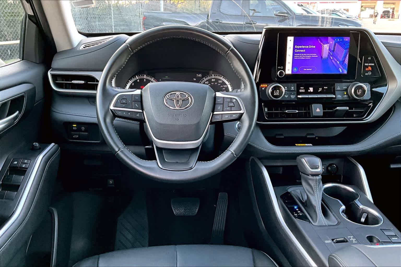 Used 2023 Toyota Highlander XLE FWD image 6