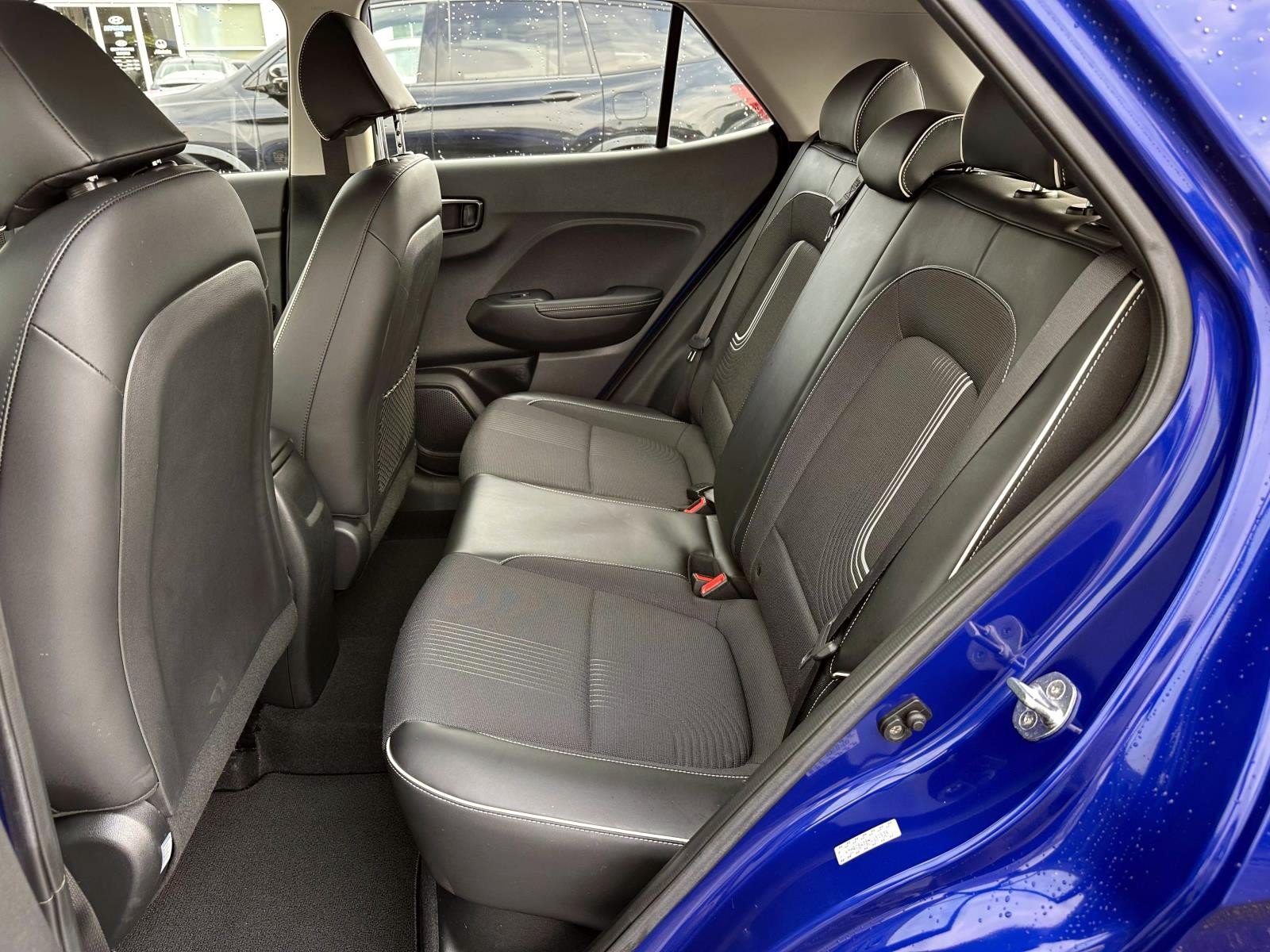 Used 2022 Hyundai Venue Limited FWD image 12