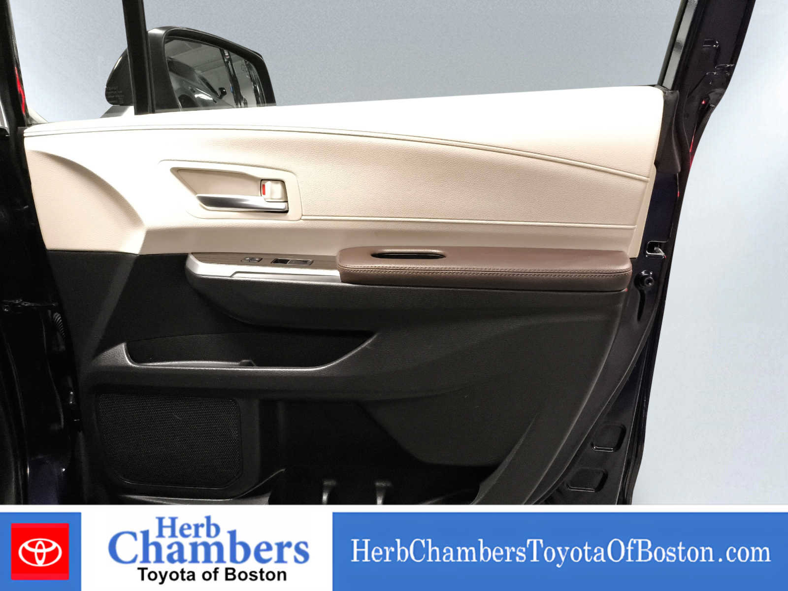 Used 2023 Toyota Sienna Platinum AWD/4WD image 16