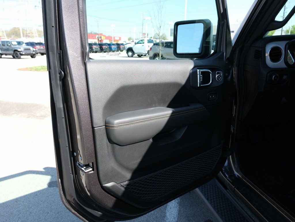 New 2025 Jeep Wrangler Unlimited Sahara AWD/4WD image 16