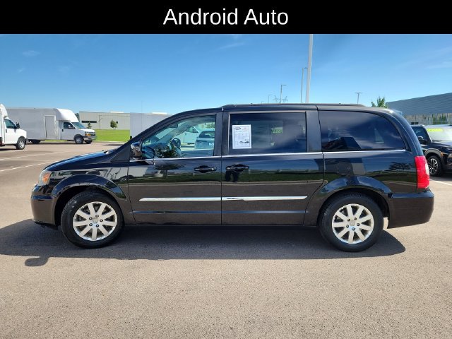 Used 2013 Chrysler Town & Country Touring FWD image 4