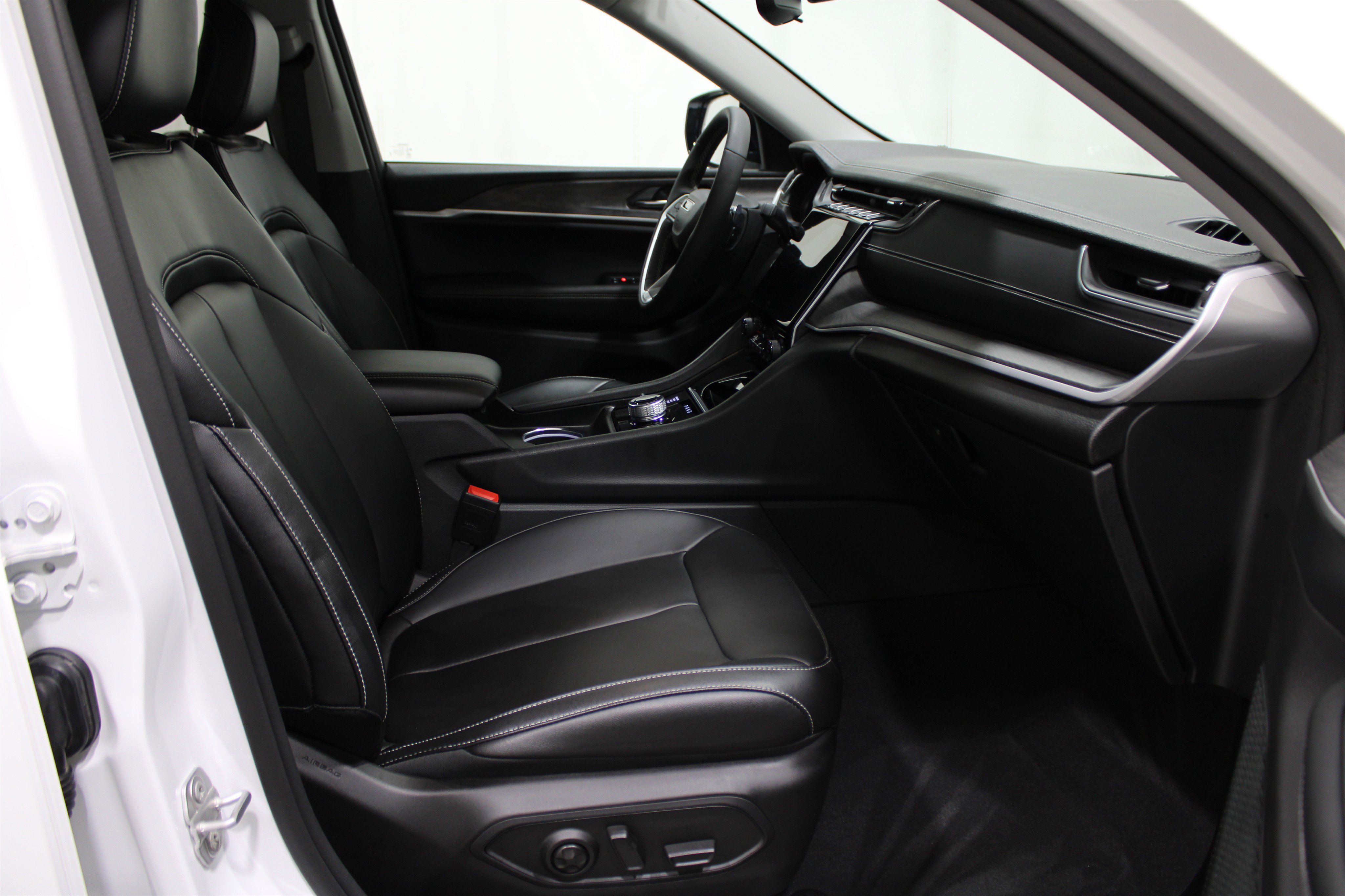 Used 2024 Jeep Grand Cherokee Limited image 24