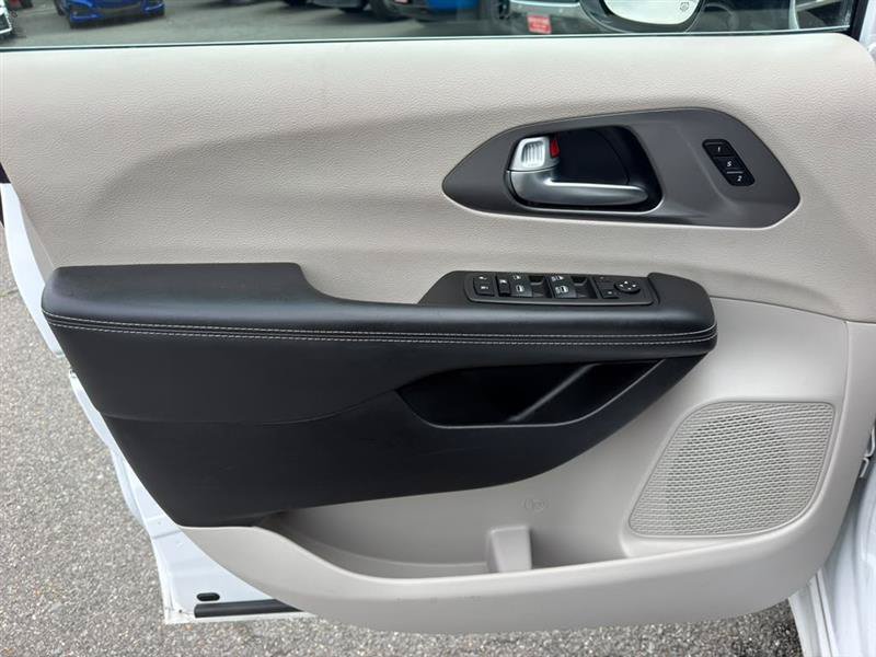 Used 2024 Chrysler Pacifica Touring-L FWD image 8