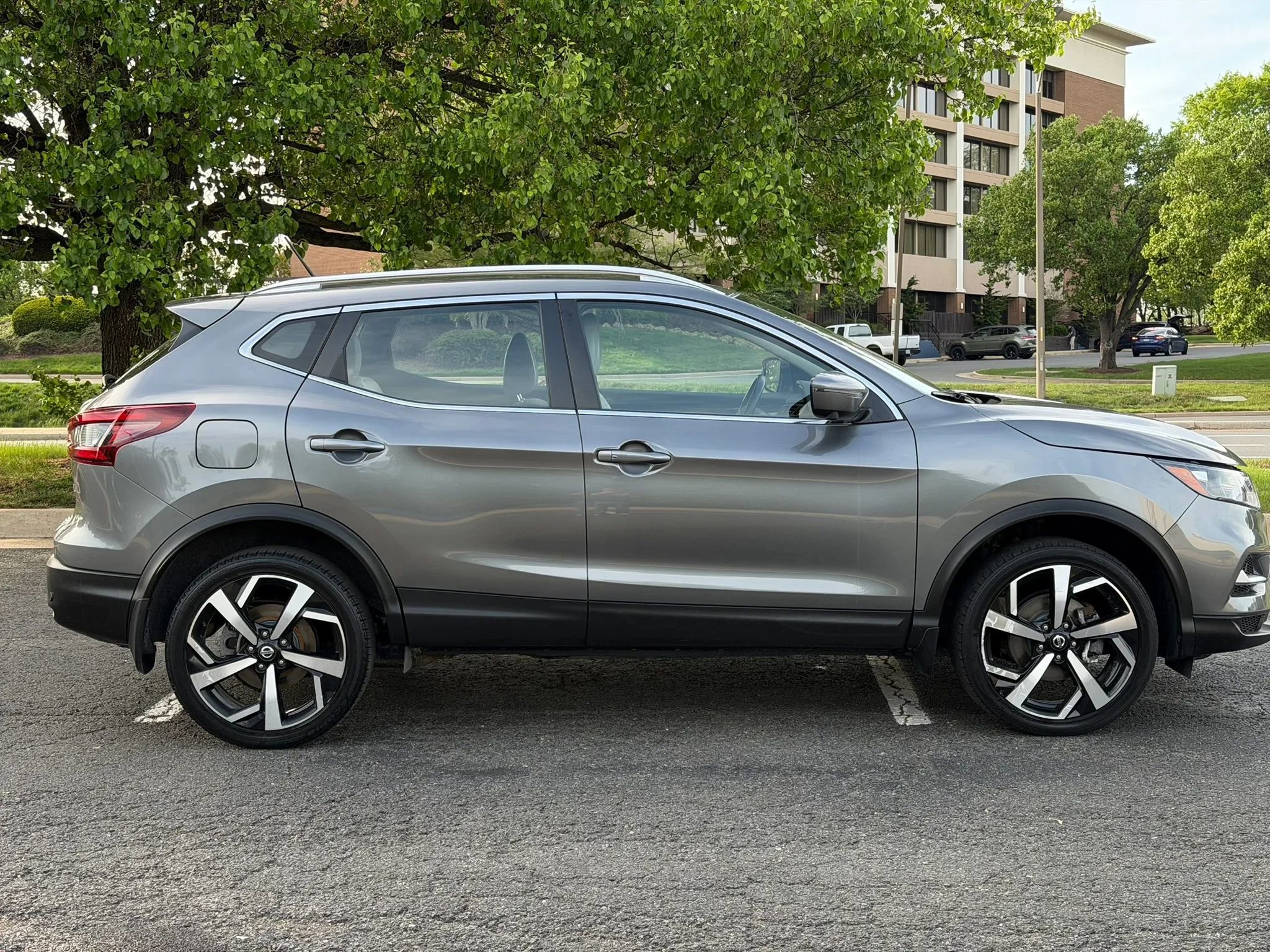 Used 2022 Nissan Rogue Sport SL image 2
